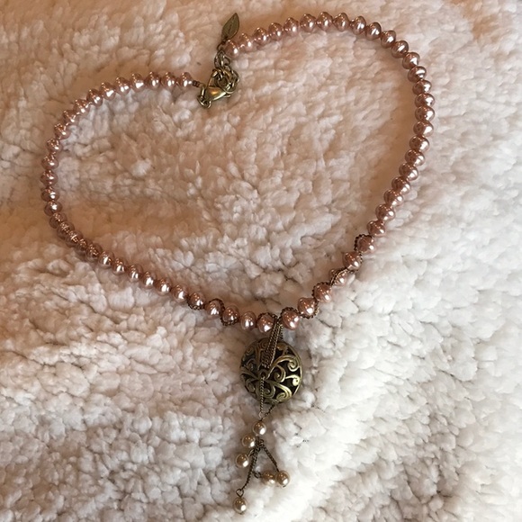 Rose Colored Pearl Necklace with Antique Brass Pendant & 6 ivory pearls. - Picture 3 of 7